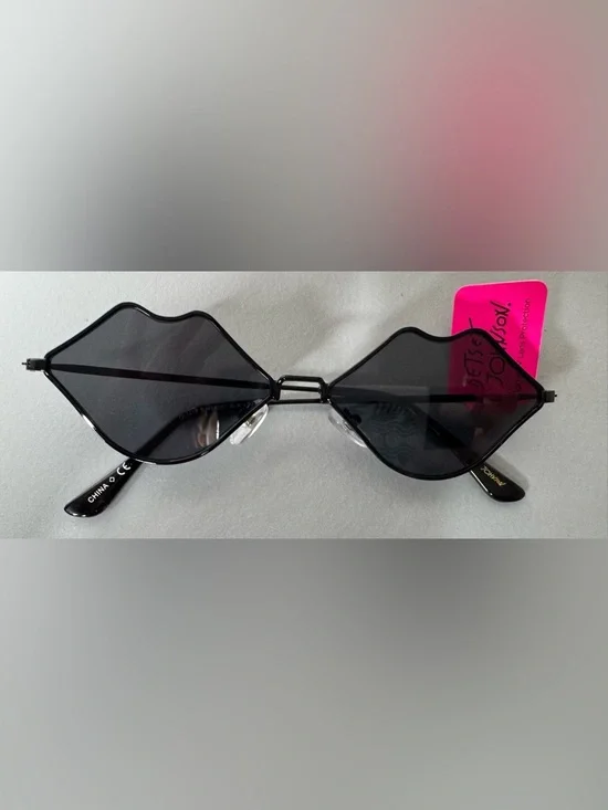 Betsey Johnson Black Kiss-Shaped lip Sunglasses blacked out retro funky unique - Picture 1 of 7